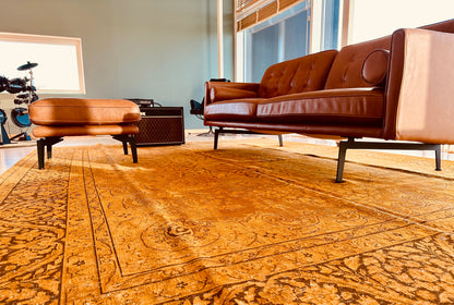 The Couch  - En karaktärsfull soffa i cognacsfärgat läder – med modern retrodesign och klassisk komfort.