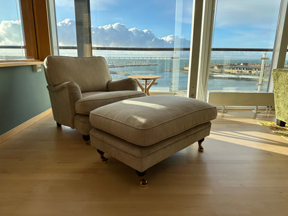 How r d fåtölj - En klassisk fåtölj med generös sittkomfort och tillhörande fotpall – designad för vila, formgiven för att hålla.