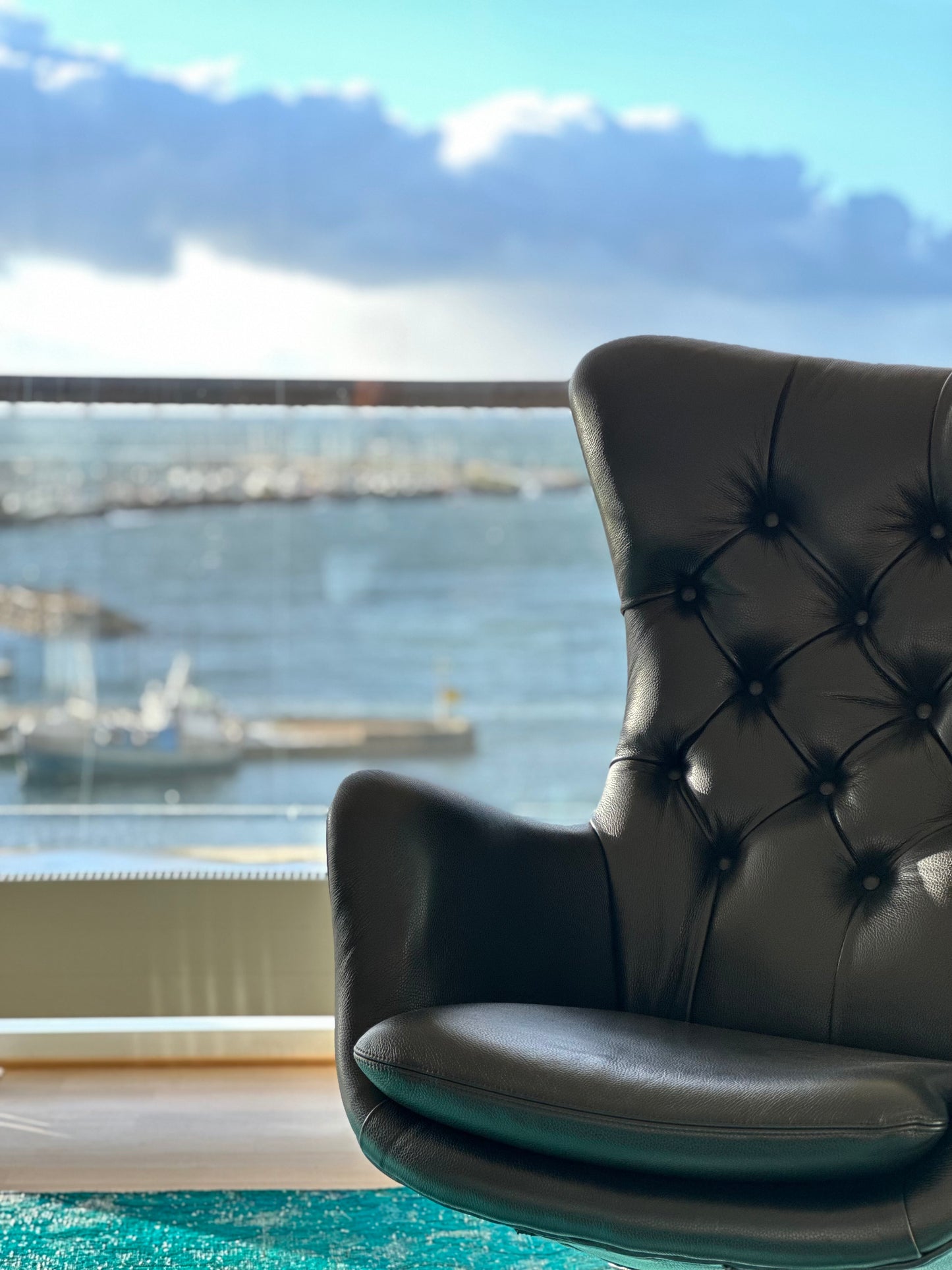 "Status King"  - En ikonisk fåtölj med djuphäftade detaljer och svepande former – för dig som uppskattar elegans, komfort och skandinavisk kvalitet.