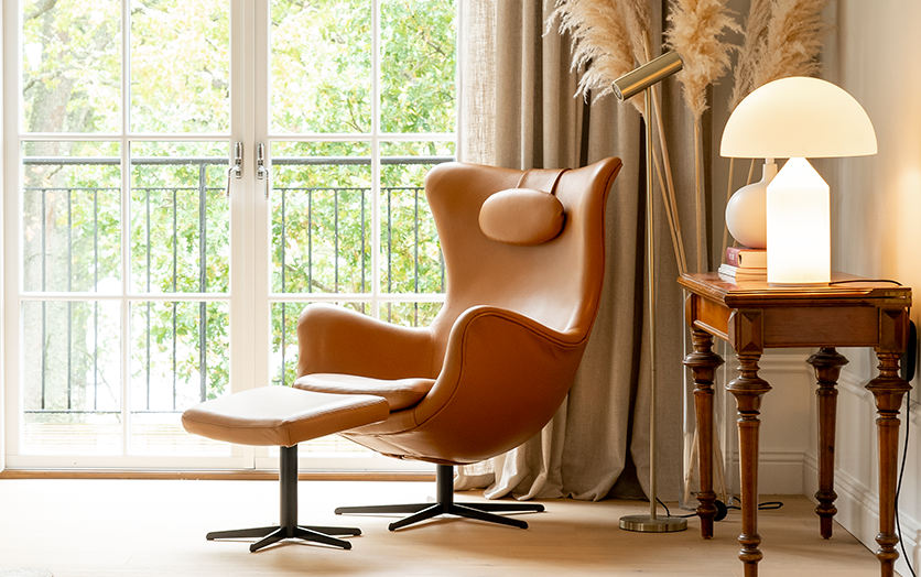 "Status fåtölj" - En skulptural fåtölj i cognacsfärgat läder – där form möter funktion i perfekt balans.
